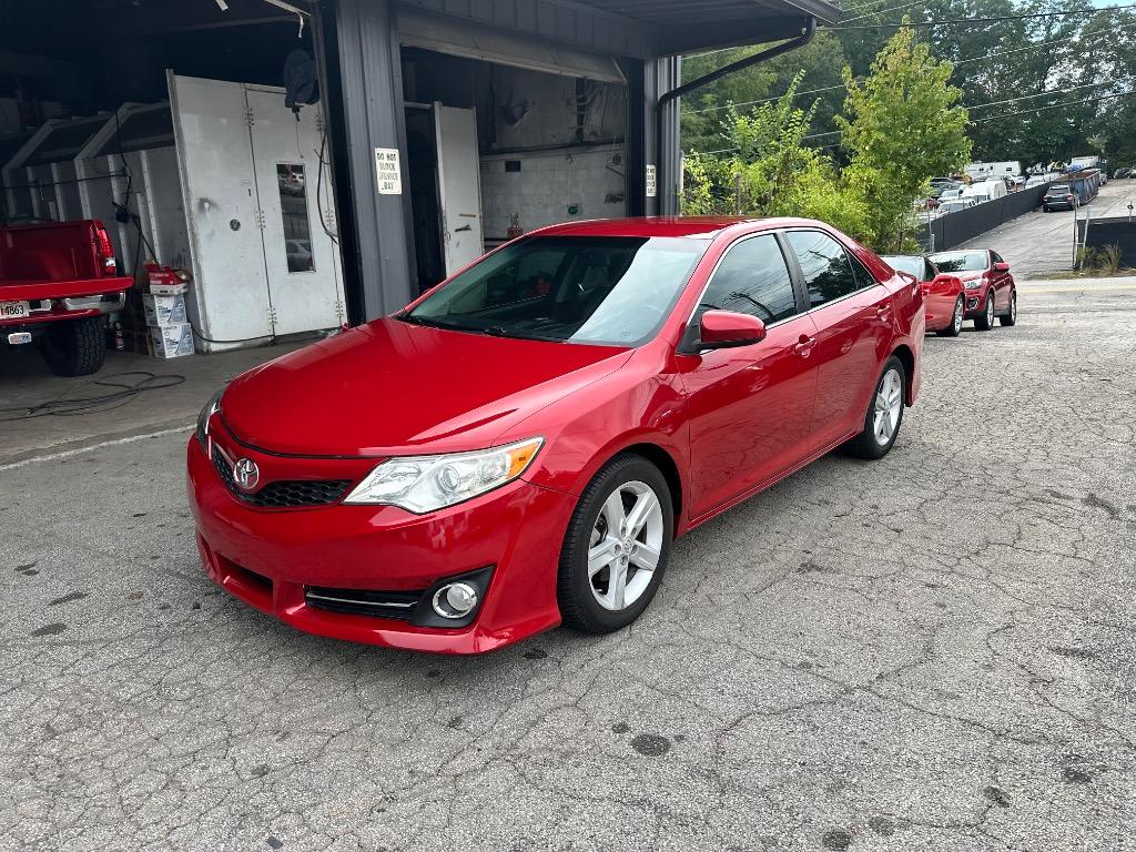 2013 Toyota Camry SE's photo